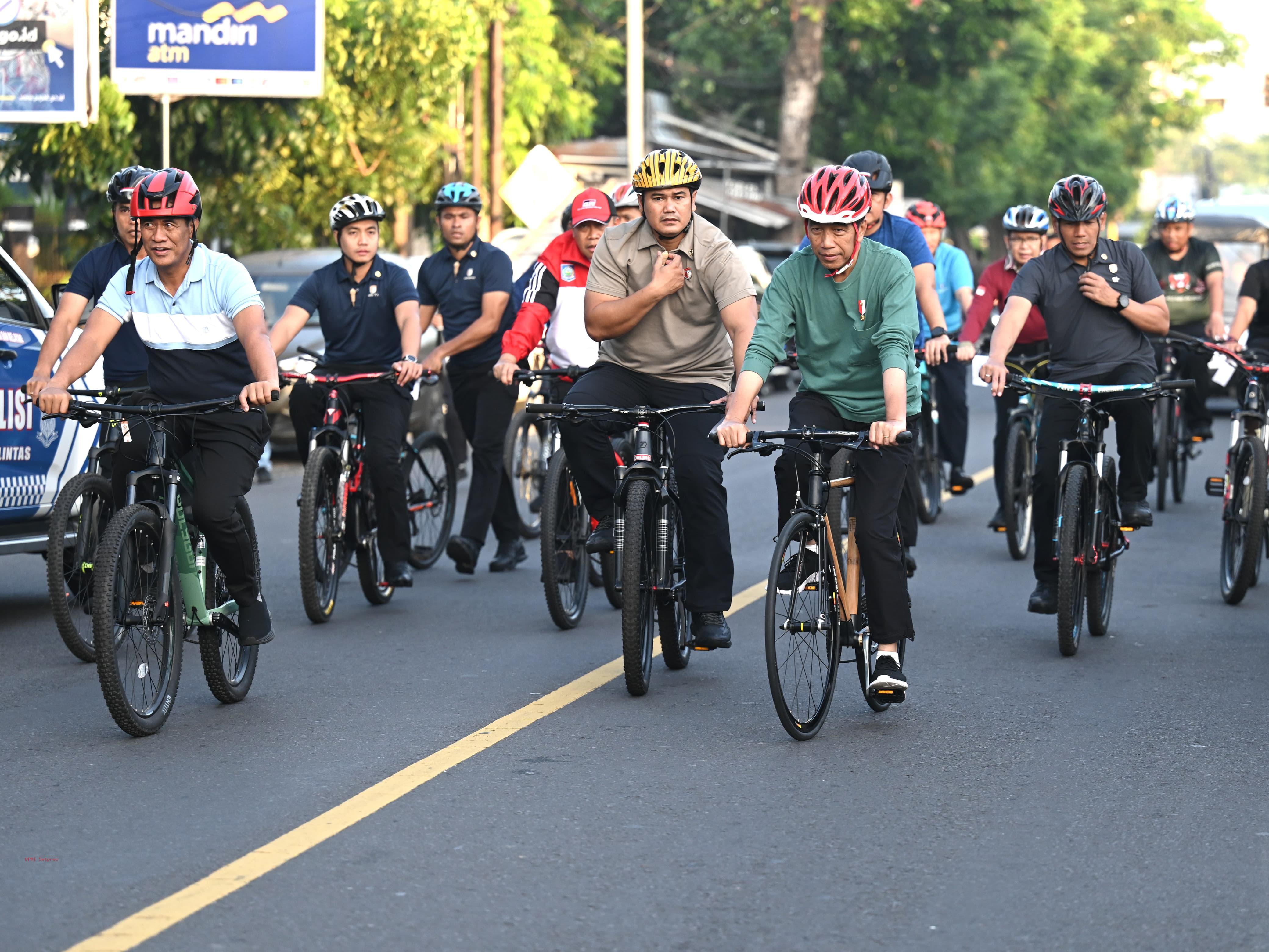 Morning in Mataram, President Jokowi rides a bamboo bicycle