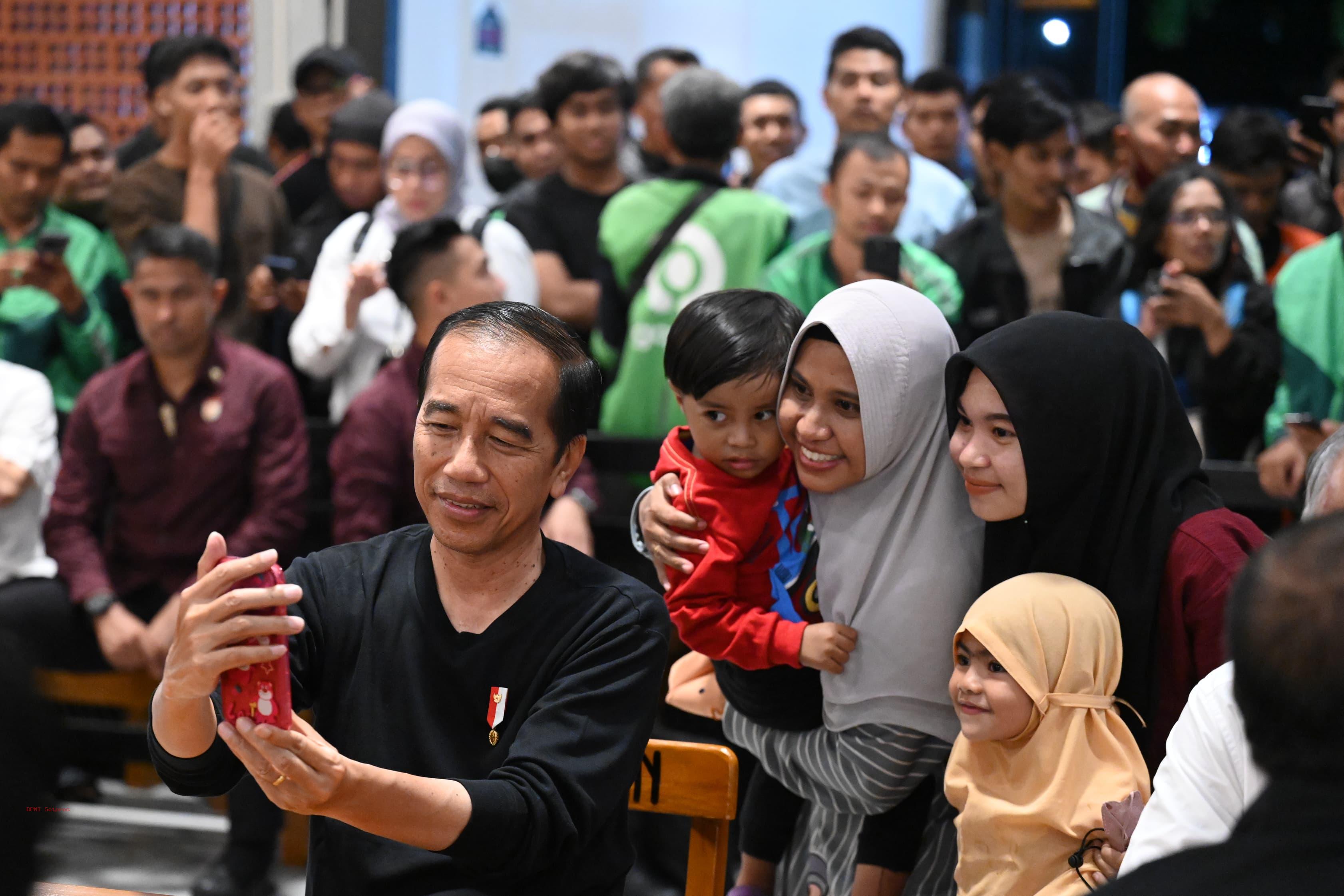 Le président Jokowi mange des nouilles et salue les habitants de Mataram