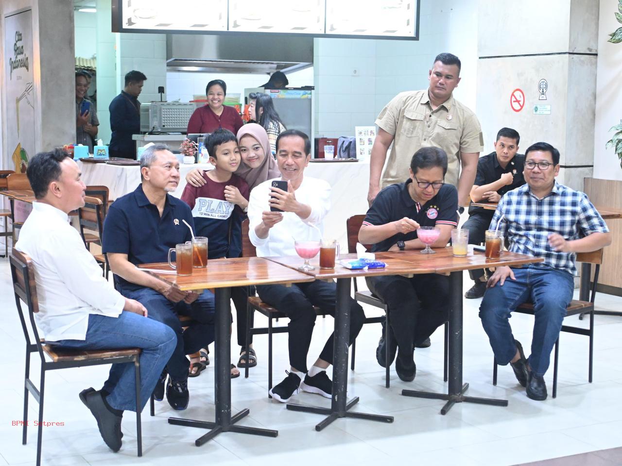 President Jokowi welcomes residents of Palangkaraya Mall