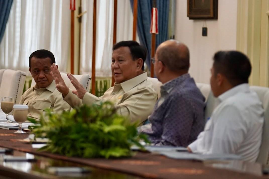 Presiden Prabowo memimpin rapat terbatas di Istana Merdeka membahas bantuan pangan dan subsidi upah kuartal IV 2026